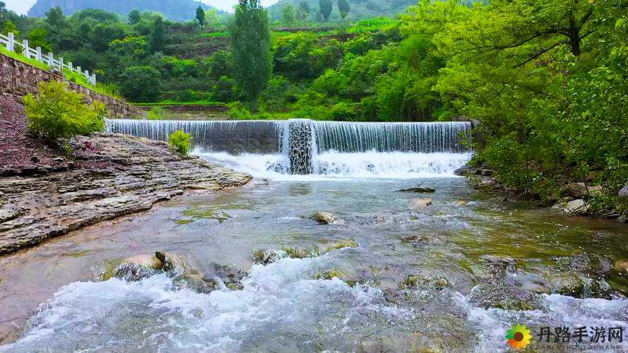 两峰夹溪，地湿无泥：自然画卷中的宁静与美丽