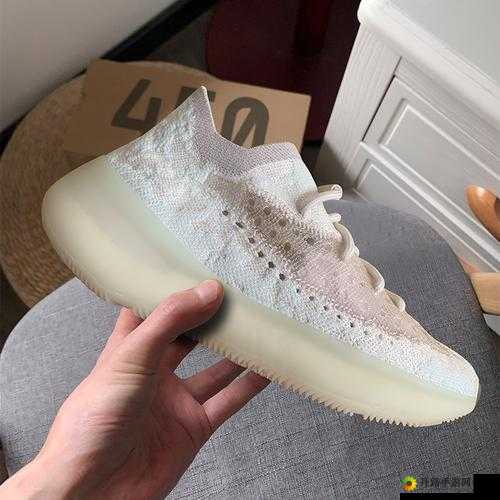 Yeezy380 蜜桃粉与白色：魅力绽放的时尚潮鞋